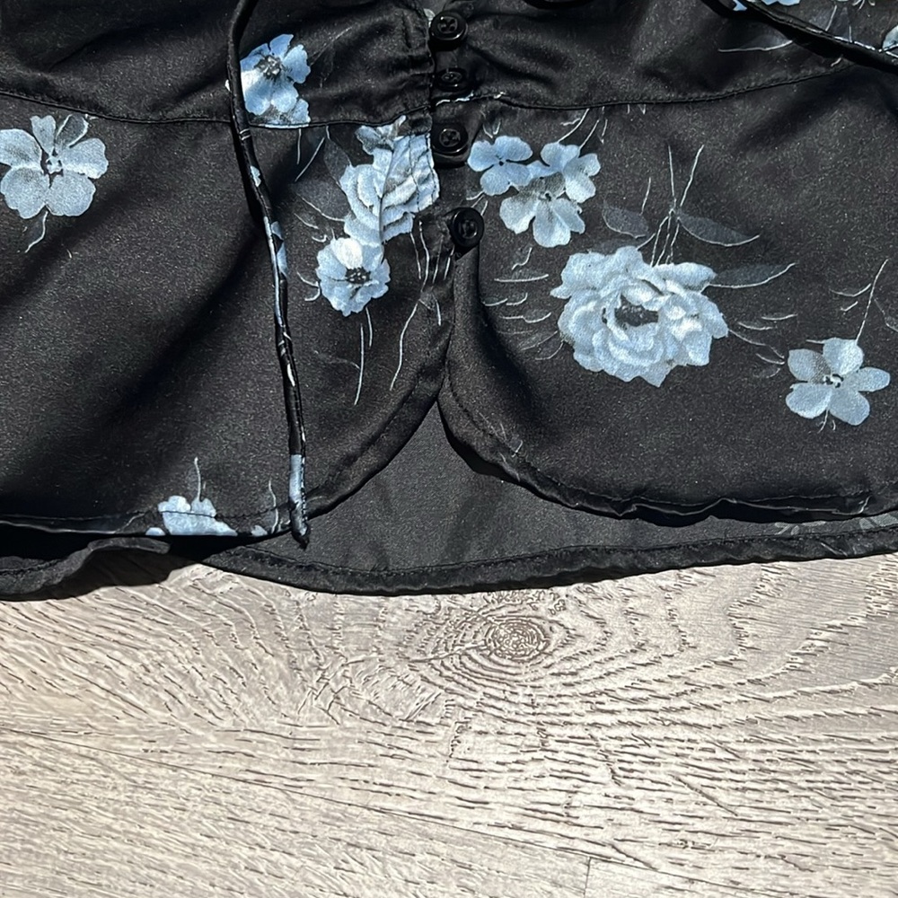 Motel Rocks Vinequa Top In Satin Mono Flower Black - Picture 10 of 14